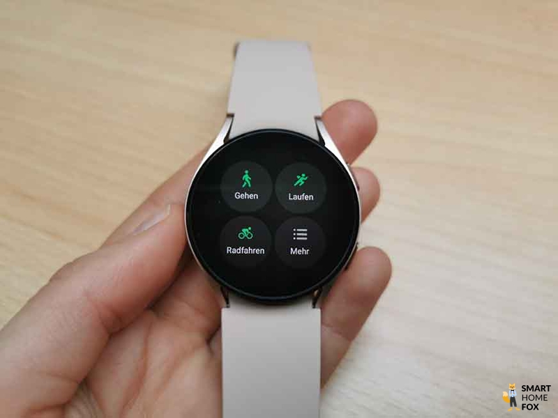 Вы можете увидеть, как выбрать различные программы тренировок на Samsung Galaxy Watch 4.